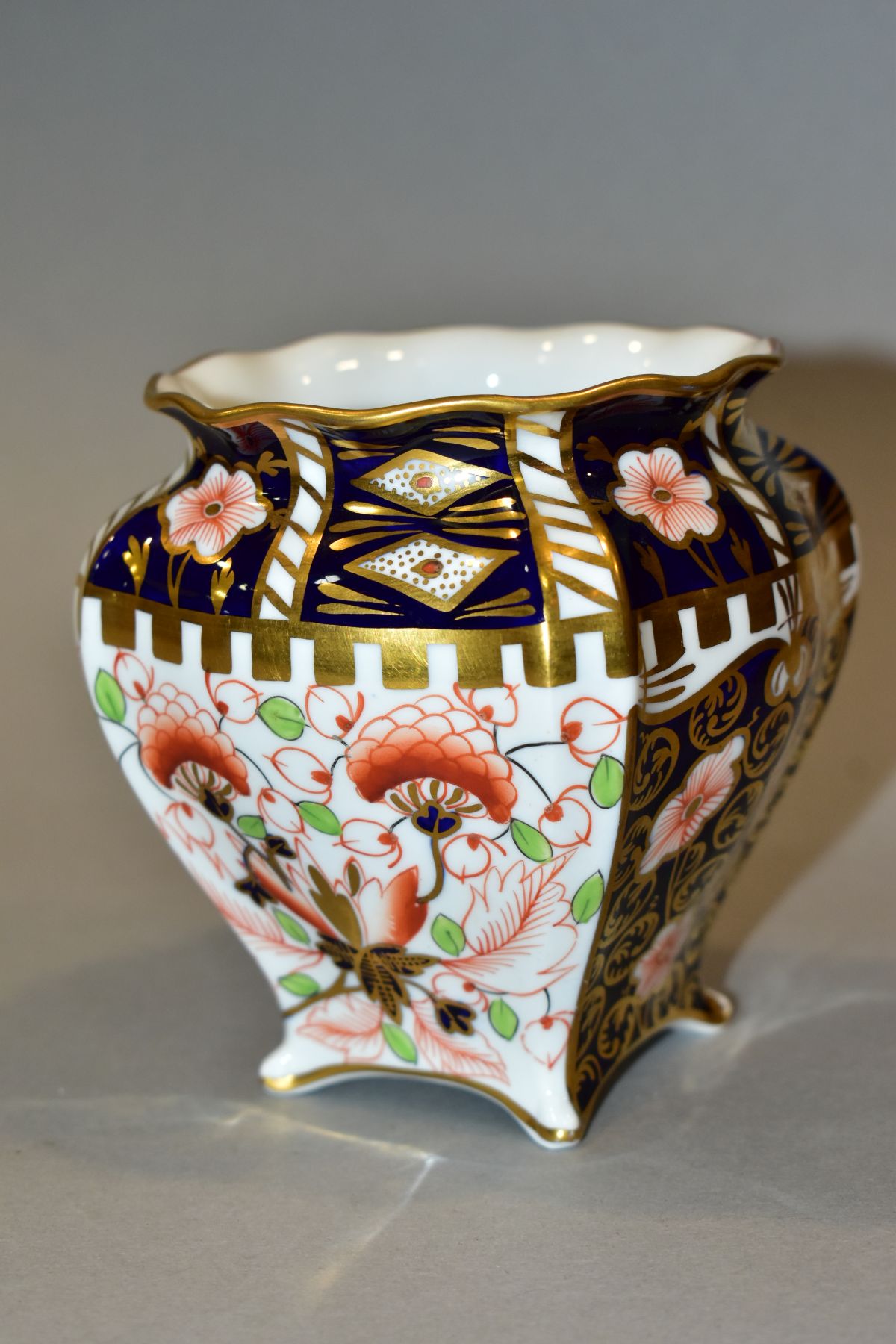 A ROYAL CROWN DERBY IMARI SQUARE FOOTED VASE, '6299' pattern, printed marks to base, height 9.5cm ( - Image 3 of 6