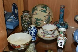 A SMALL GROUP OF ORIENTAL PORCELAIN, CLOISONNE, ETC, including a small porcelain footed bowl