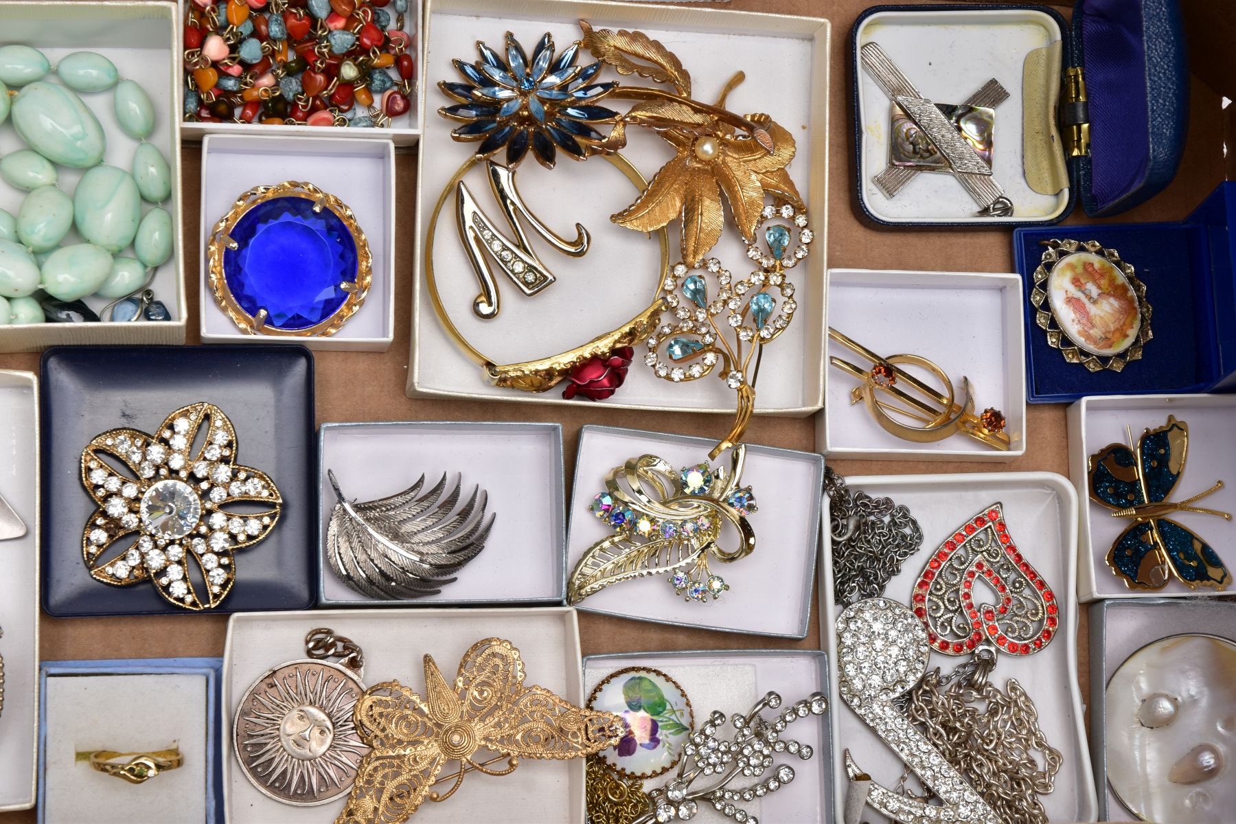 A BOX OF ASSORTED COSTUME JEWELLERY, to include pieces such as imitation pearl necklaces, a quantity - Image 3 of 5