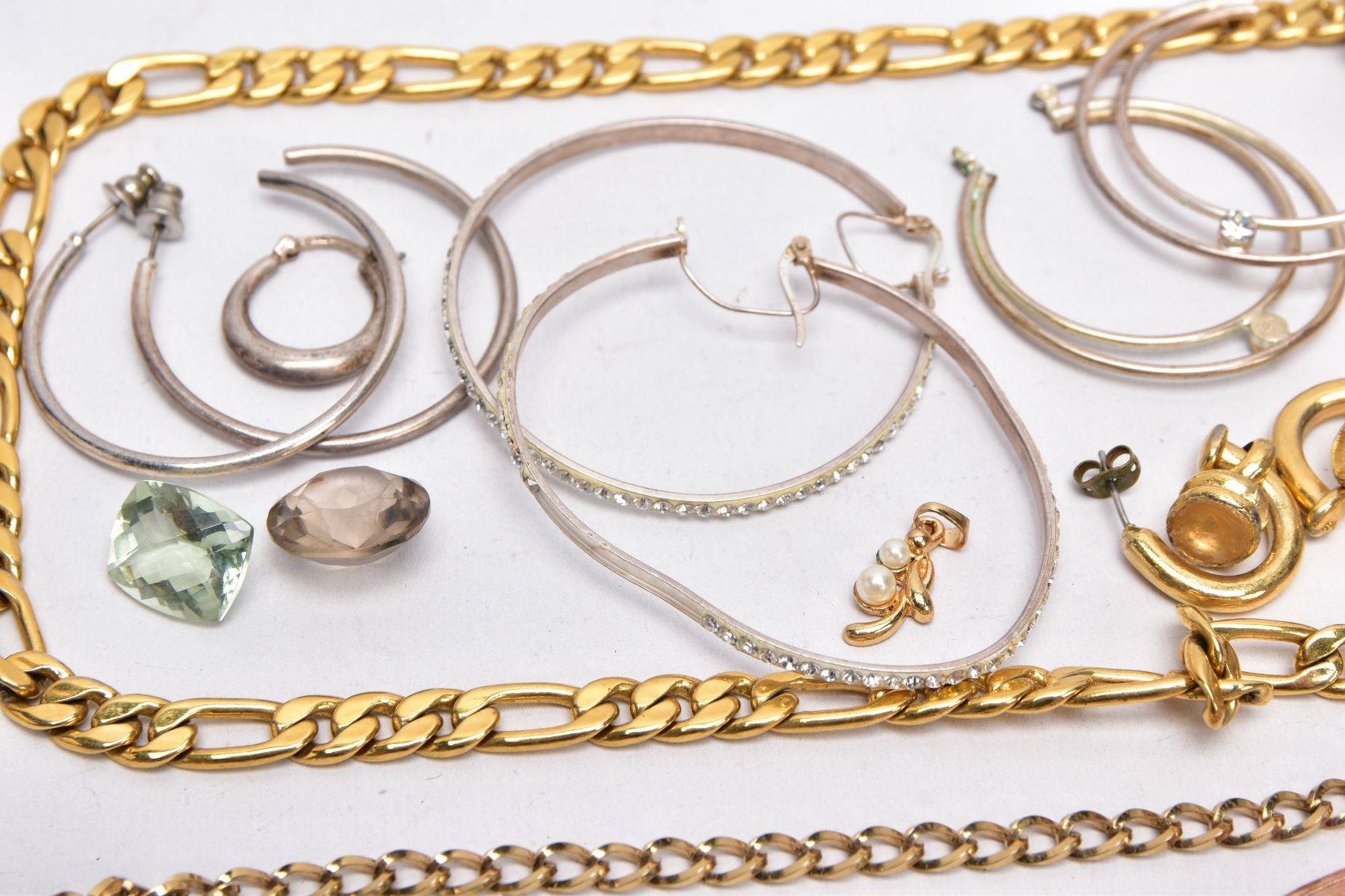 A BAG OF ASSORTED COSTUME JEWELLERY, to include seven pairs of white metal hoop earrings, two - Image 3 of 5