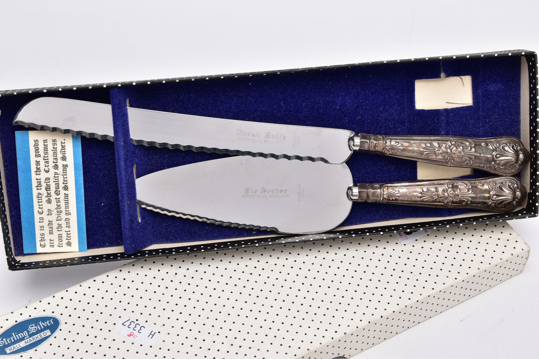 A STAINLESS STEEL AND SILVER HANDLED TWO PIECE SET, to include a bread knife and pie server, each - Image 2 of 3