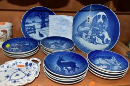 SIXTEEN BING & GRONDAHL COPENHAGEN PORCELAIN ANNUAL MOTHERS DAY PLATES, 1971 to 1985 and large '