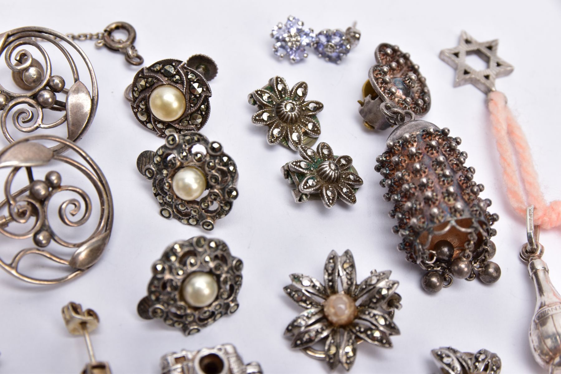 A BAG OF ASSORTED WHITE METAL JEWELLERY, to include eight pairs of earrings such as, a pair of white - Image 5 of 5