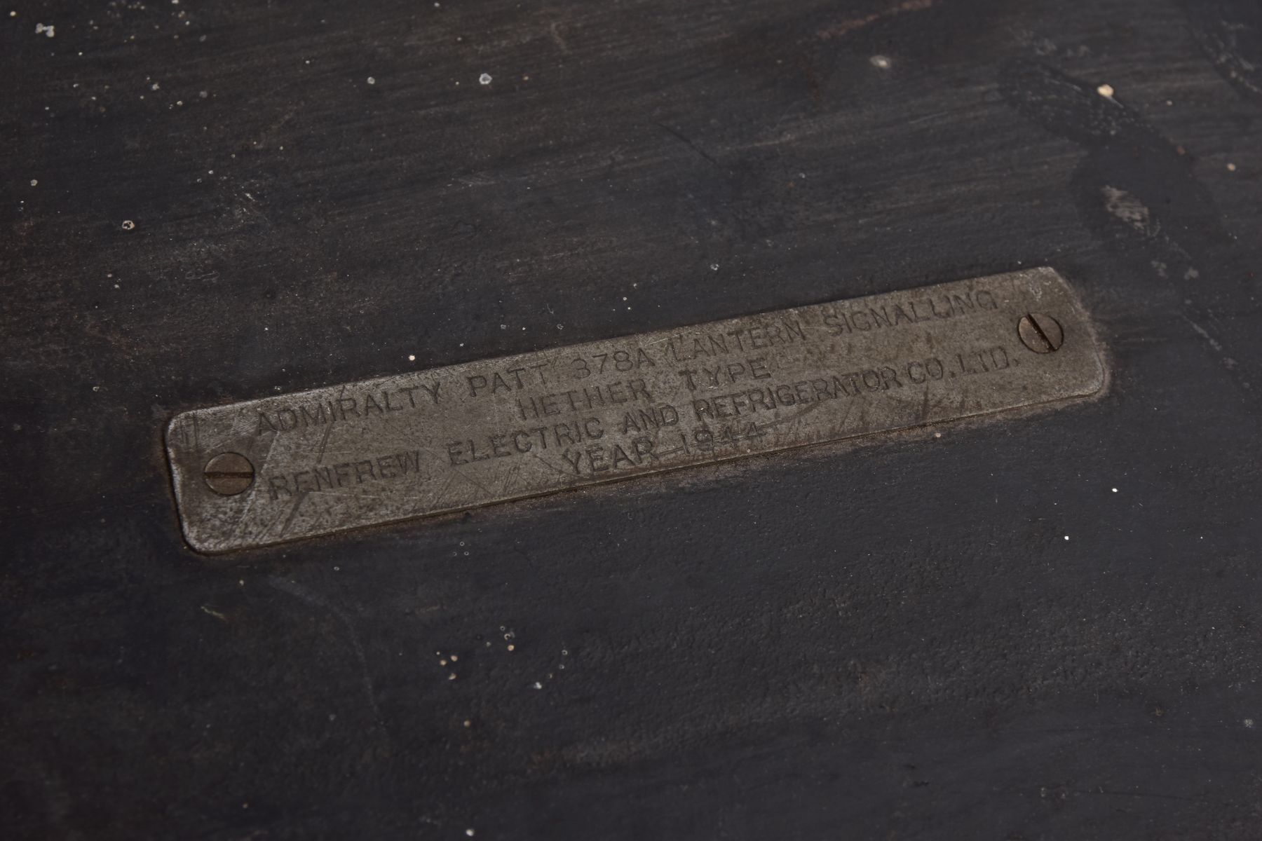 A BOXED 1944 DATED ADMIRALTY PATTERN 378A SIGNALLING LANTERN HETHER TYPE, together with book, issued - Image 6 of 7