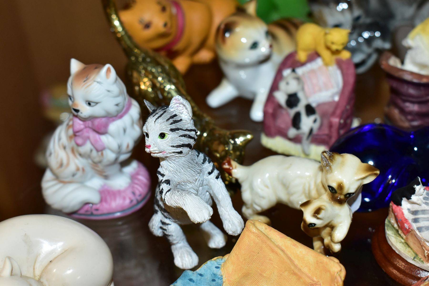 A COLLECTION OF OVER THIRTY FIVE MINIATURE CAT FIGURES, mostly ceramic and resin, including Franklin - Image 6 of 12