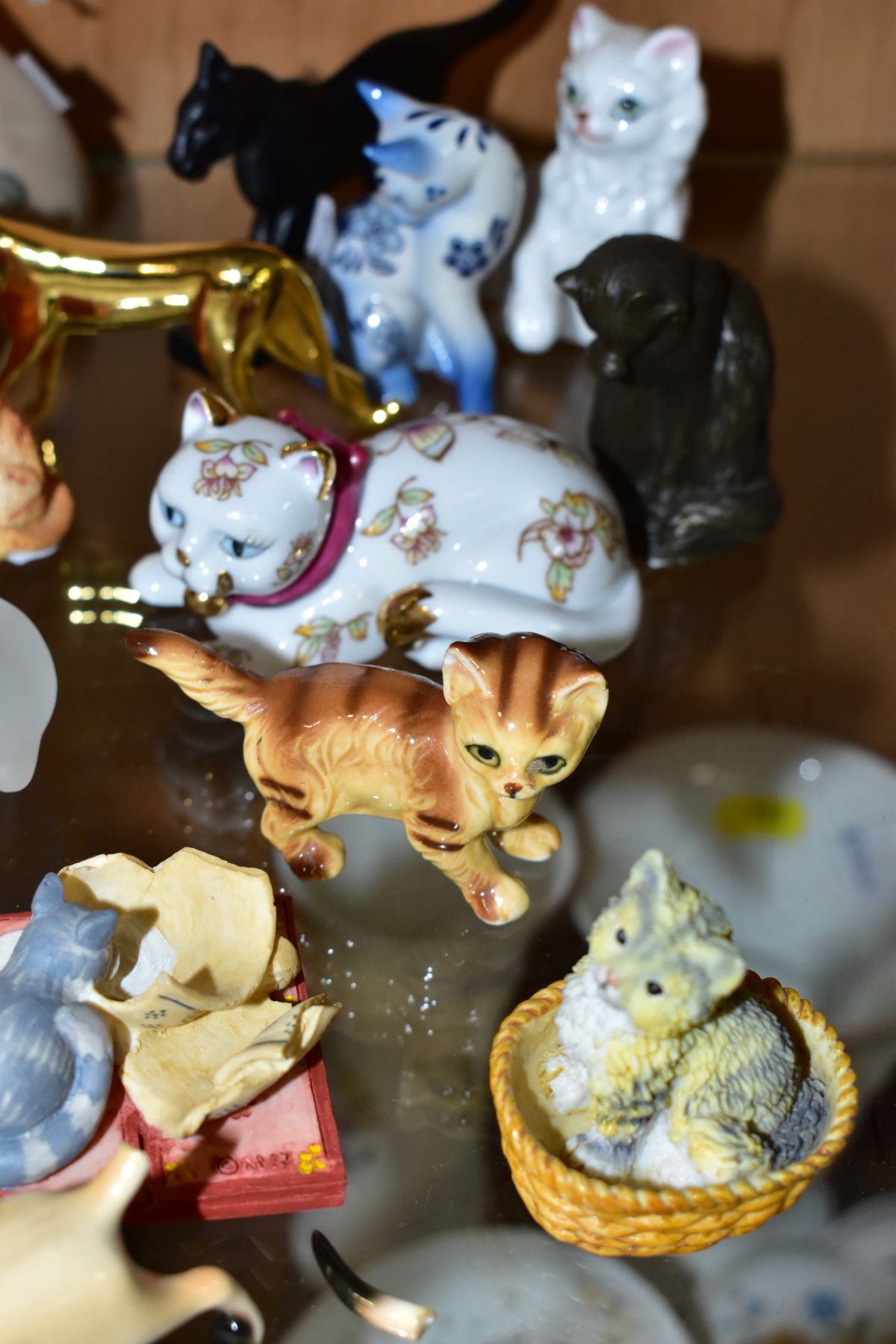 A COLLECTION OF OVER THIRTY FIVE MINIATURE CAT FIGURES, mostly ceramic and resin, including Franklin - Image 3 of 12
