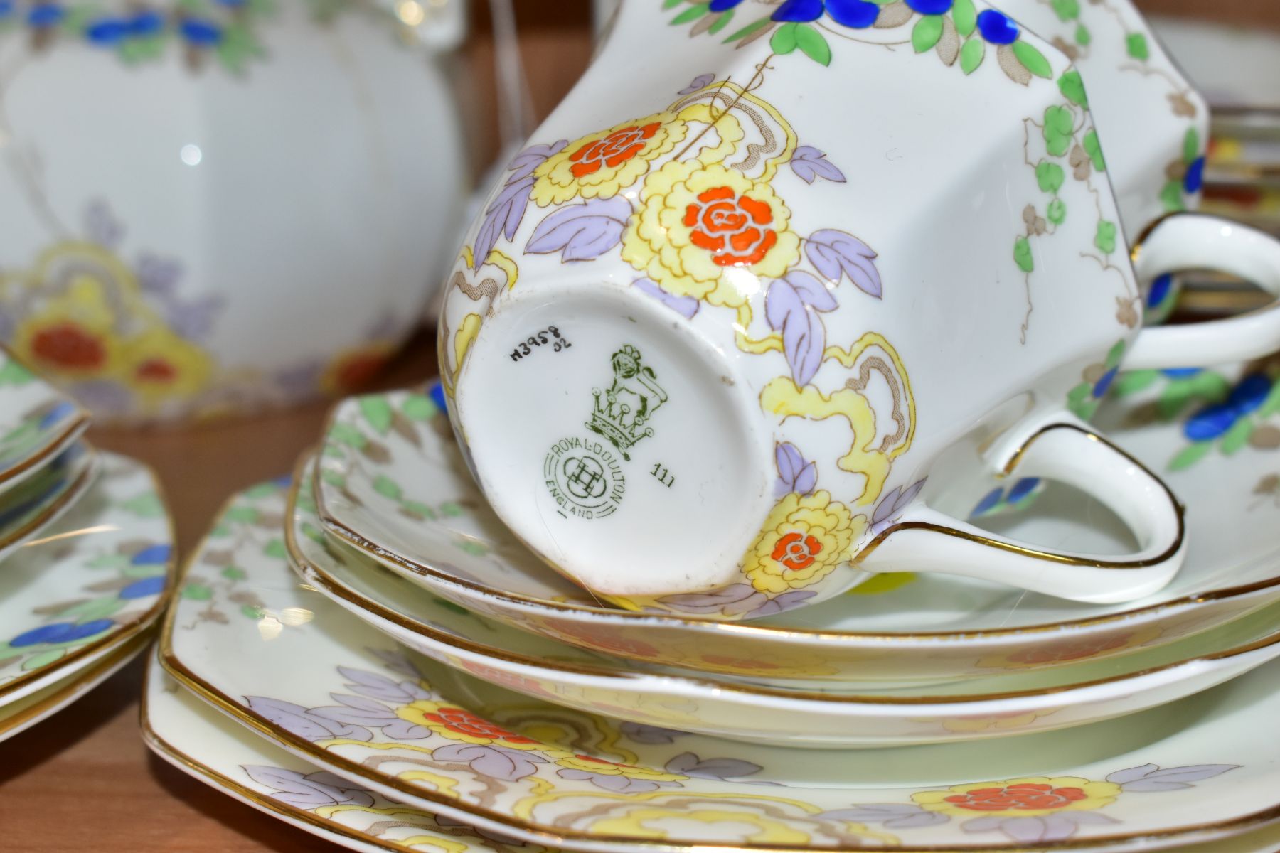 A ROYAL DOULTON EARLY 20TH CENTURY OCTAGONAL BONE CHINA PRINTED AND PAINTED TEA AND FRUIT SET, - Image 7 of 9