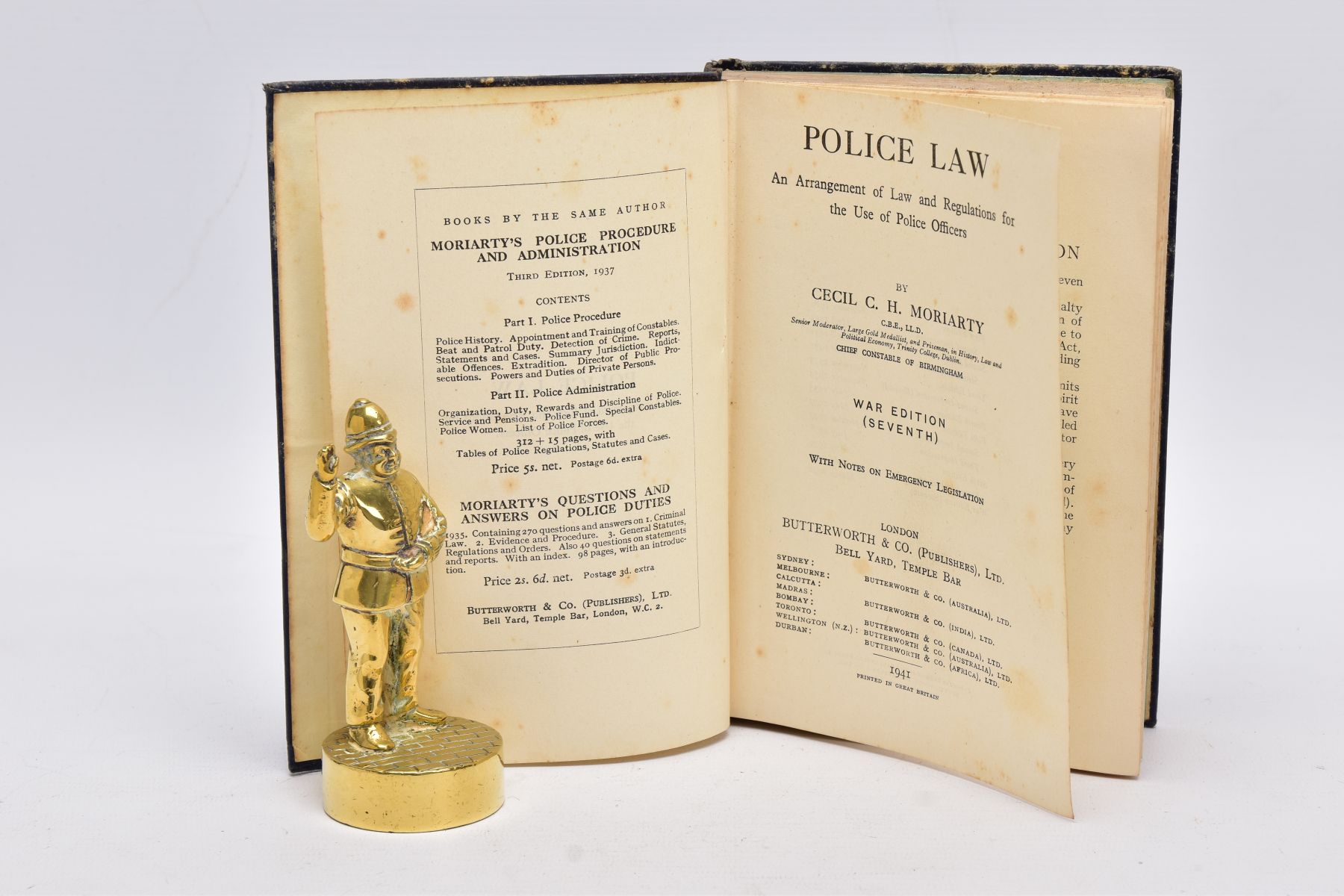 A BOX CONTAINING ITEMS OF POLICE COLLECTORS INTEREST, a hard bound copy of 'Police Law' by C.C.H. - Image 3 of 5