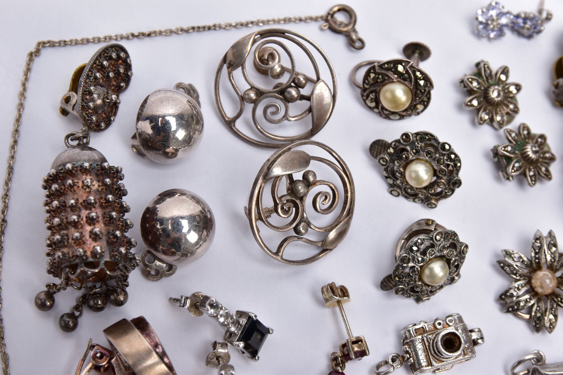 A BAG OF ASSORTED WHITE METAL JEWELLERY, to include eight pairs of earrings such as, a pair of white - Image 4 of 5