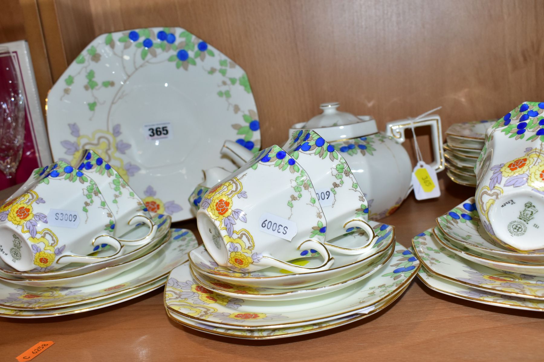 A ROYAL DOULTON EARLY 20TH CENTURY OCTAGONAL BONE CHINA PRINTED AND PAINTED TEA AND FRUIT SET, - Image 8 of 9