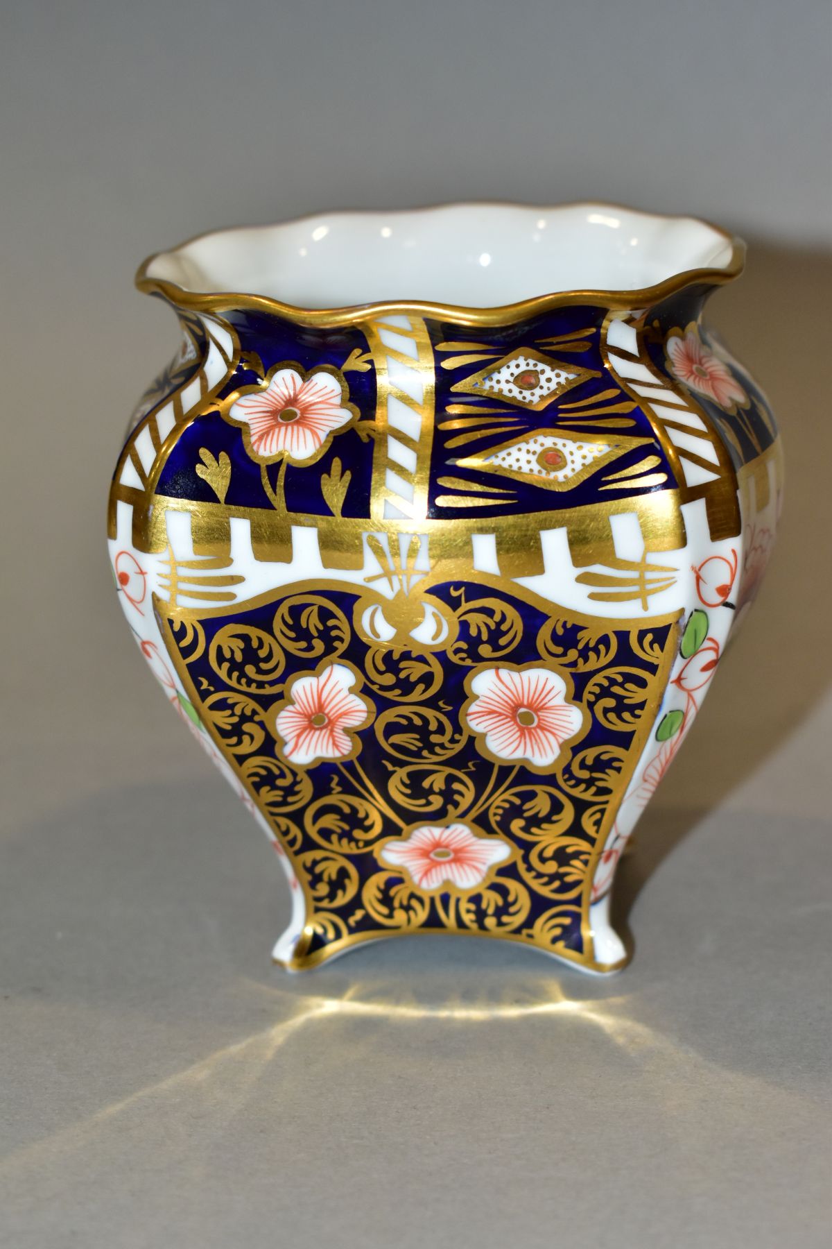 A ROYAL CROWN DERBY IMARI SQUARE FOOTED VASE, '6299' pattern, printed marks to base, height 9.5cm ( - Image 4 of 6