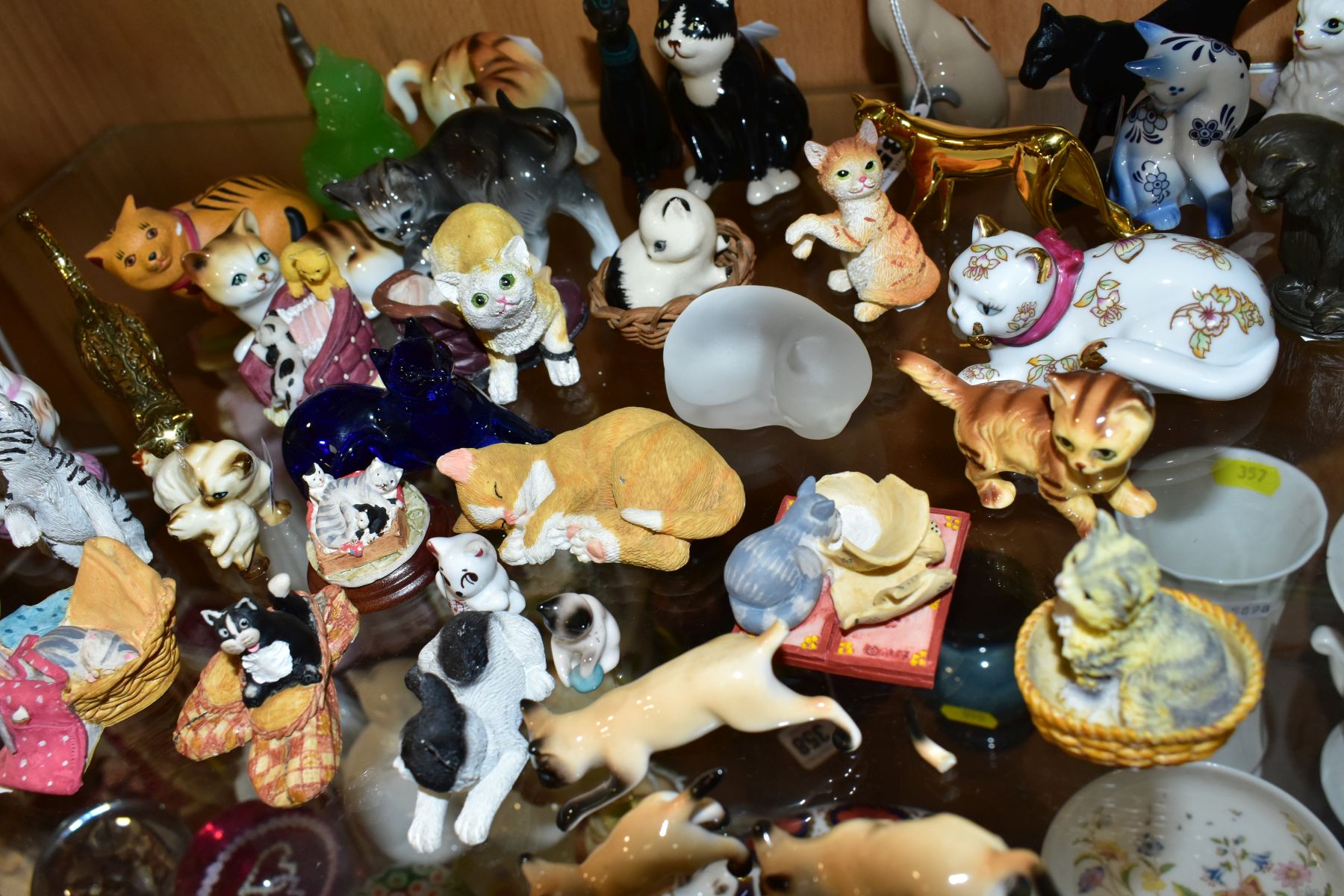 A COLLECTION OF OVER THIRTY FIVE MINIATURE CAT FIGURES, mostly ceramic and resin, including Franklin - Image 9 of 12