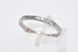 AN EARLY TO MID 20TH CENTURY DIAMOND WEDDING RING, octagonal in shape, ring size L, stamped '