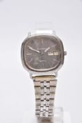 A GENTS OMEGA CONSTELLATION WRISTWATCH, silver rounded square dial signed 'Omega Constellation,