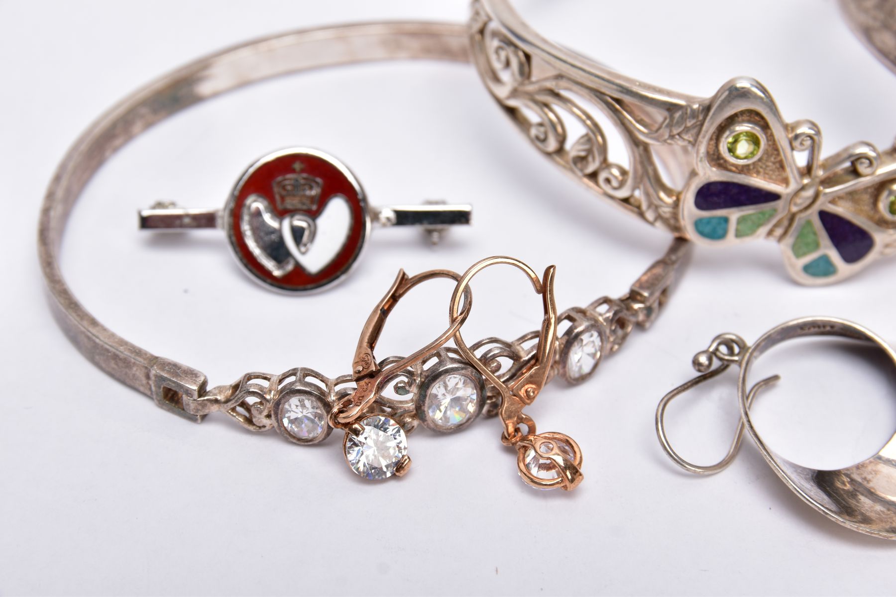 A SMALL QUANTITY OF JEWELLERY, to include a silver hinged bangle with a decorative floral design, - Image 2 of 3