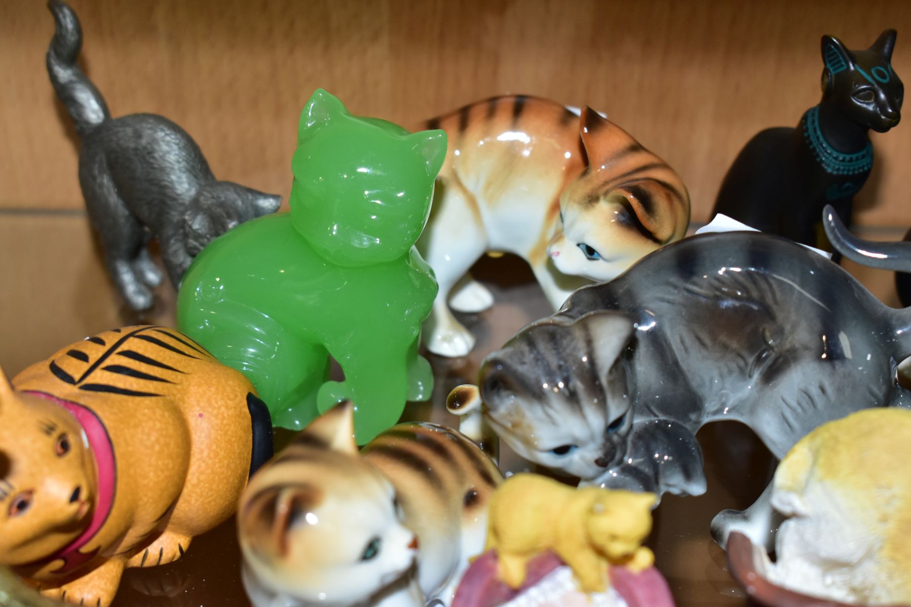 A COLLECTION OF OVER THIRTY FIVE MINIATURE CAT FIGURES, mostly ceramic and resin, including Franklin - Image 8 of 12