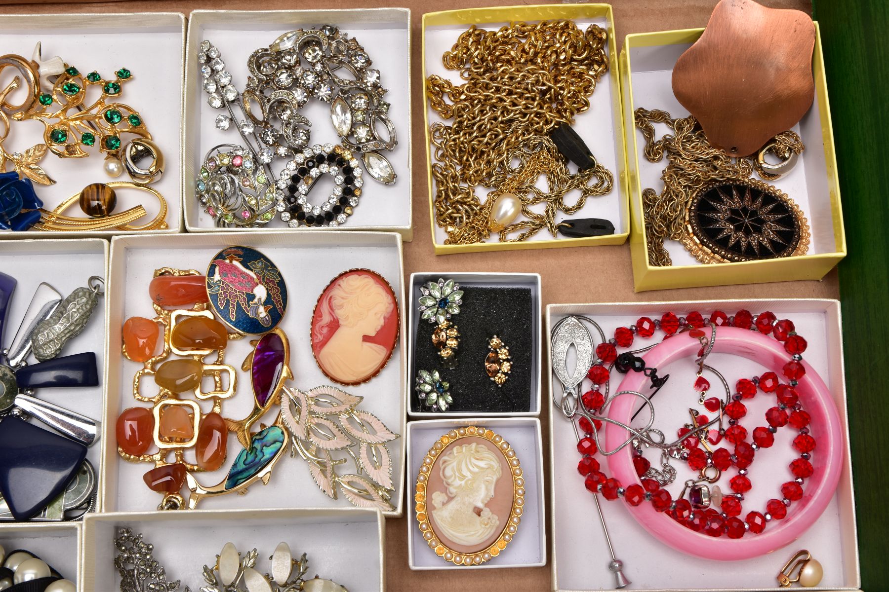 A BOX OF ASSORTED COSTUME JEWELLERY, to include pieces such as imitation pearl necklaces, shell - Image 3 of 5
