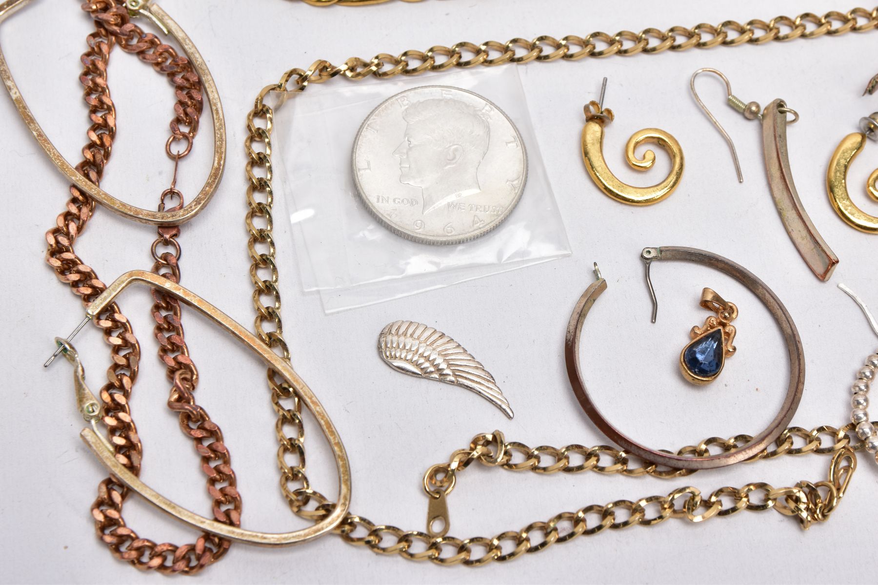 A BAG OF ASSORTED COSTUME JEWELLERY, to include seven pairs of white metal hoop earrings, two - Image 4 of 5