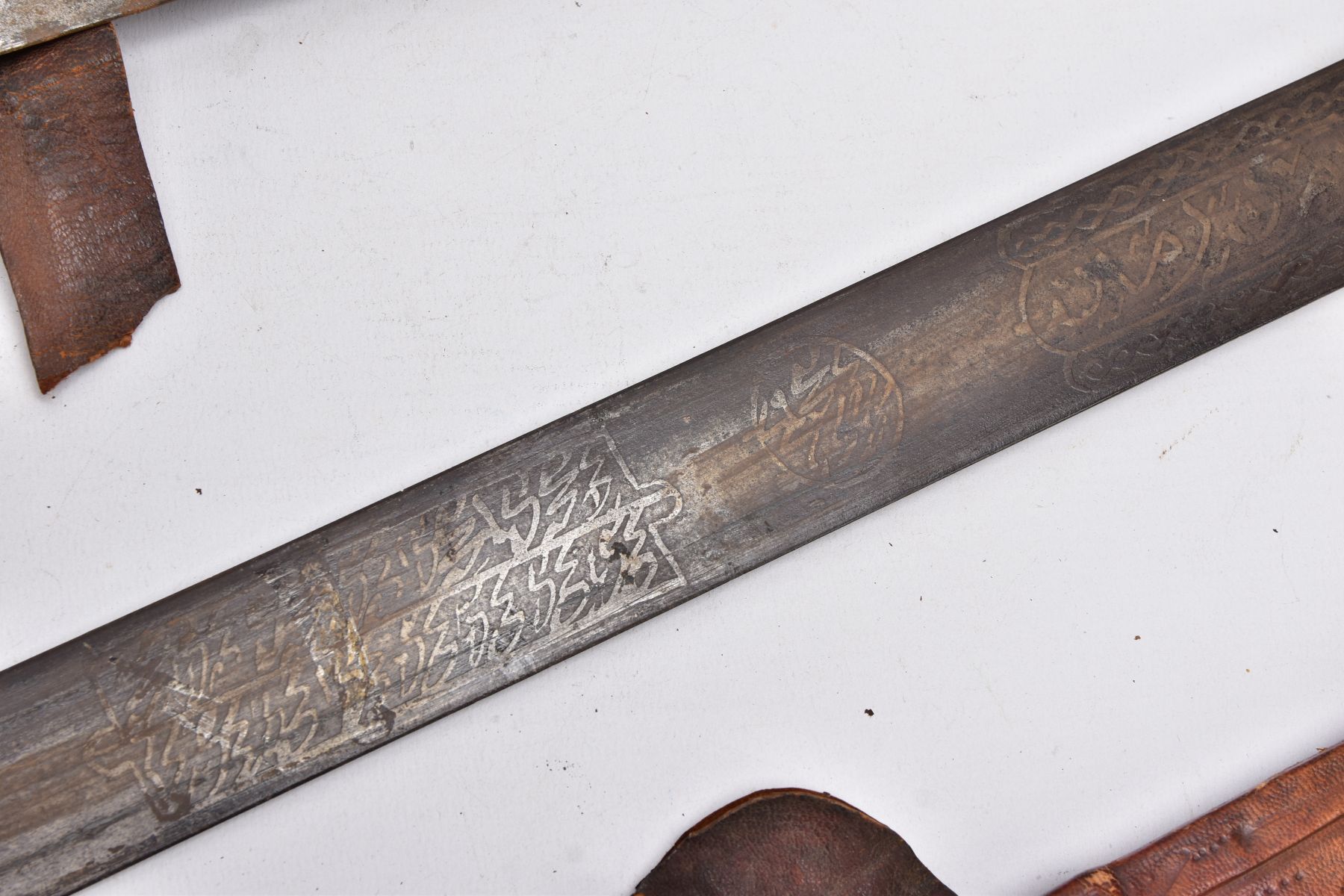 AN ARABIC DESIGN SHORT SWORD, wooden grip with gold coloured metal cross guard, blade has Arabic - Image 16 of 19