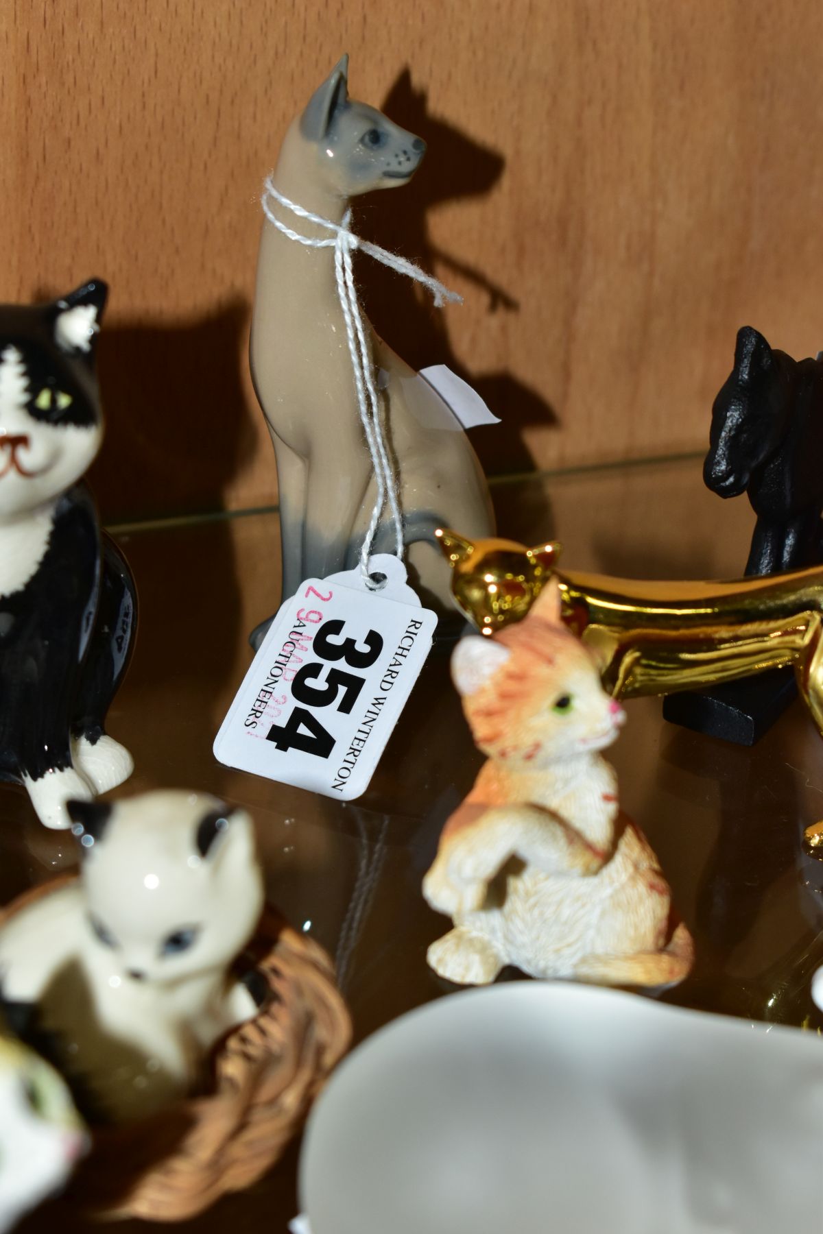 A COLLECTION OF OVER THIRTY FIVE MINIATURE CAT FIGURES, mostly ceramic and resin, including Franklin - Image 4 of 12
