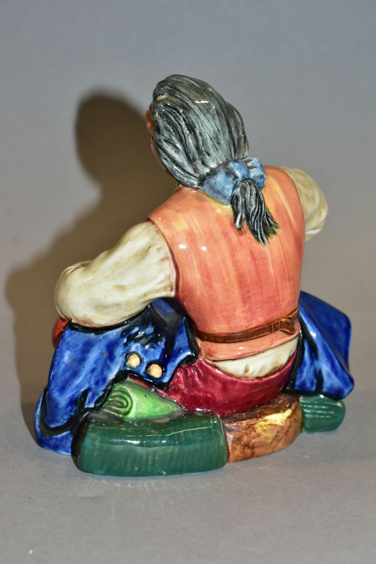 A ROYAL DOULTON FIGURE 'Tailor' HN2174 - Image 3 of 7