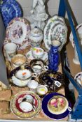 A GROUP OF ASSORTED 19TH AND 20TH CENTURY CERAMICS, including an Aynsley tea cup and saucer, a