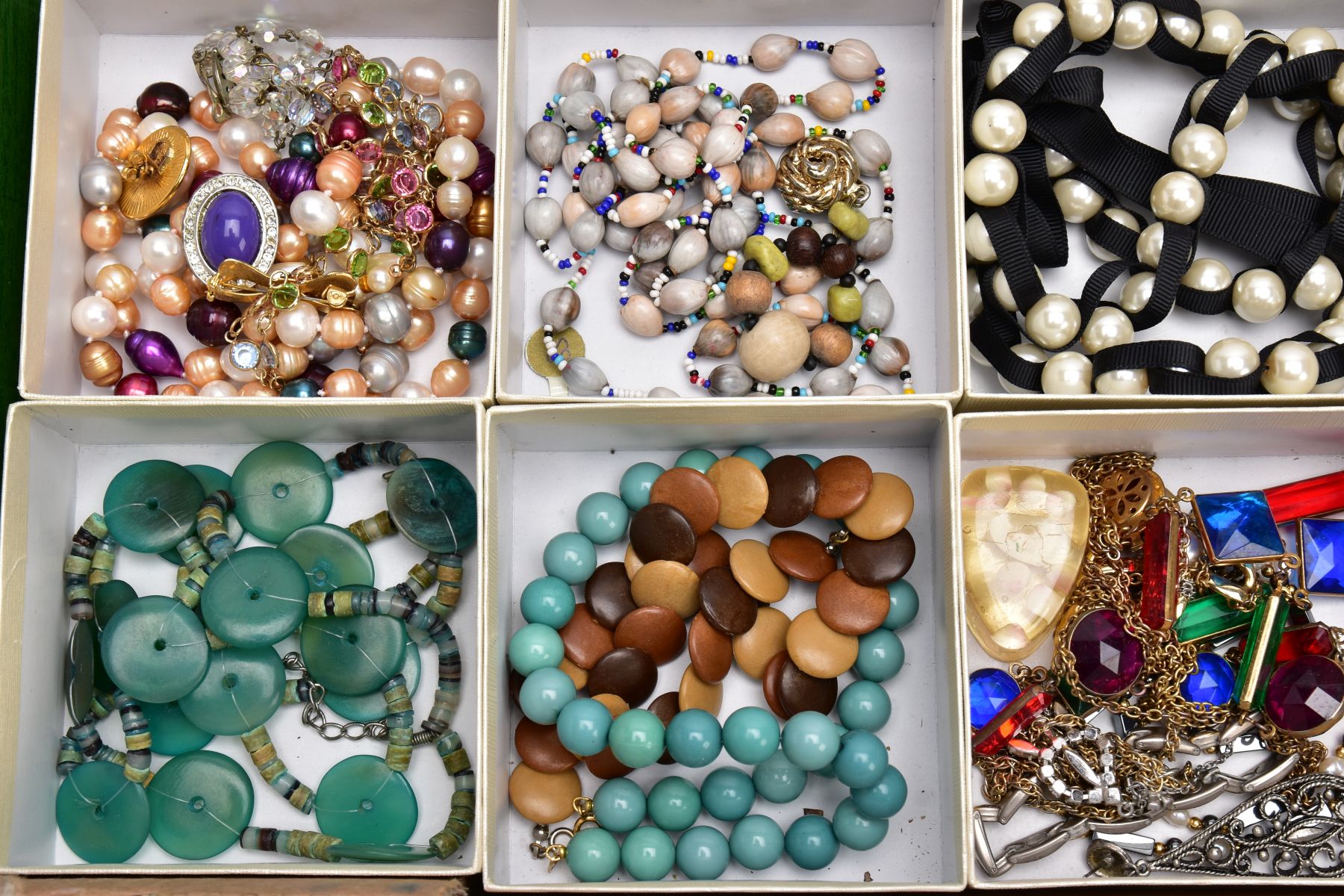 A BOX OF ASSORTED COSTUME JEWELLERY, to include pieces such as imitation pearl necklaces, shell - Image 4 of 5