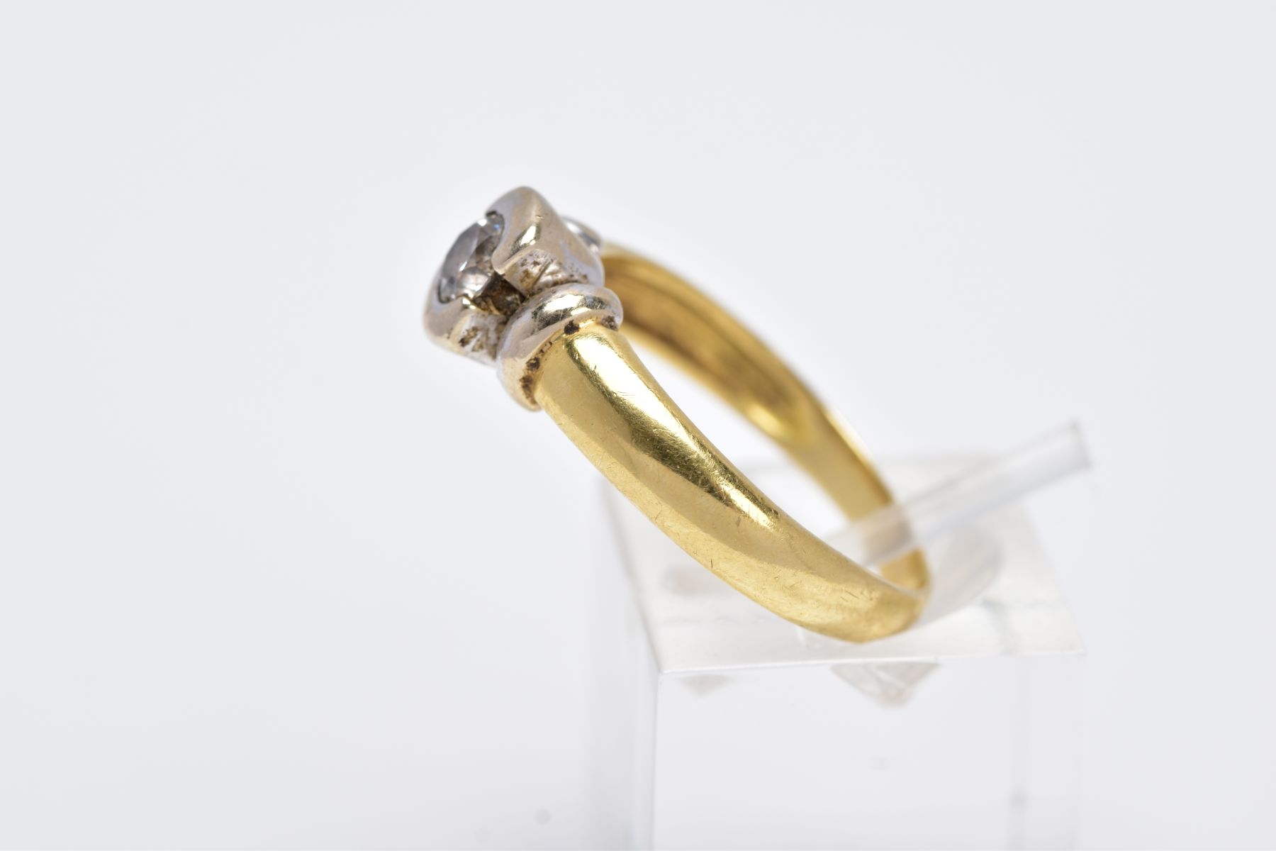 A YELLOW METAL SINGLE STONE DIAMOND RING, designed with a round brilliant cut diamond within a - Image 2 of 3