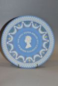 A LATE 20TH CENTURY LIMITED EDITION WEDGWOOD PALE BLUE FOUR-COLOUR JASPERWARE PLATE, celebrating '