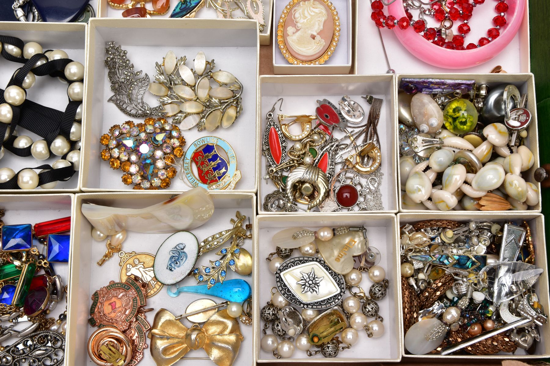 A BOX OF ASSORTED COSTUME JEWELLERY, to include pieces such as imitation pearl necklaces, shell - Image 5 of 5