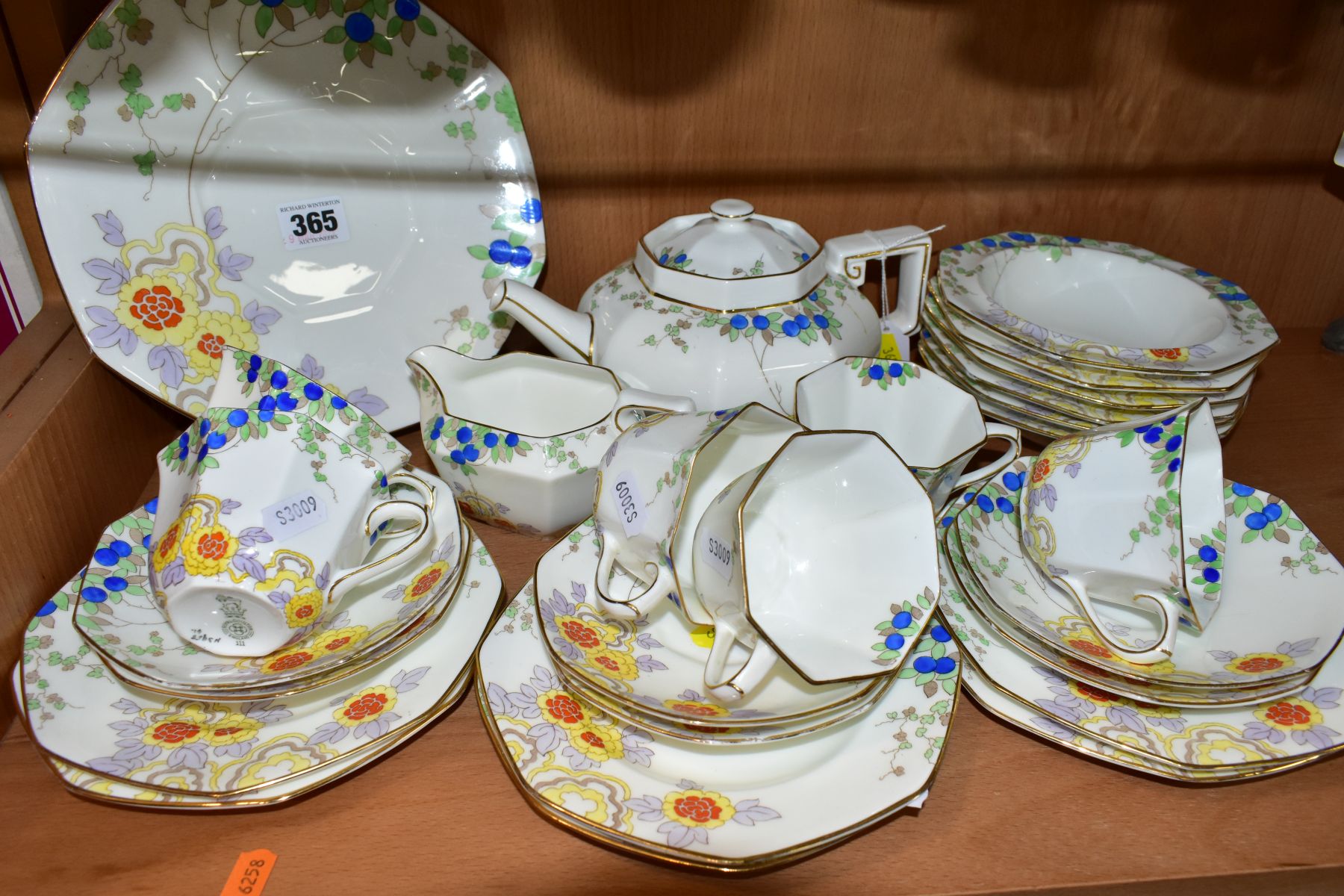 A ROYAL DOULTON EARLY 20TH CENTURY OCTAGONAL BONE CHINA PRINTED AND PAINTED TEA AND FRUIT SET, - Image 9 of 9