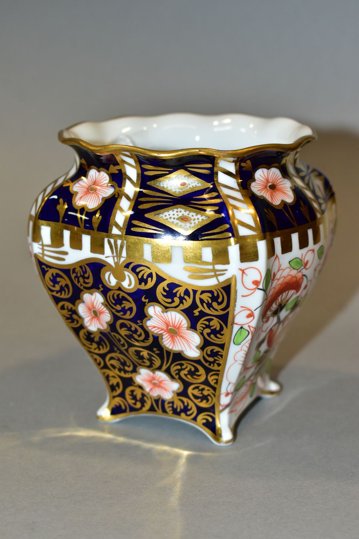 A ROYAL CROWN DERBY IMARI SQUARE FOOTED VASE, '6299' pattern, printed marks to base, height 9.5cm ( - Image 2 of 6