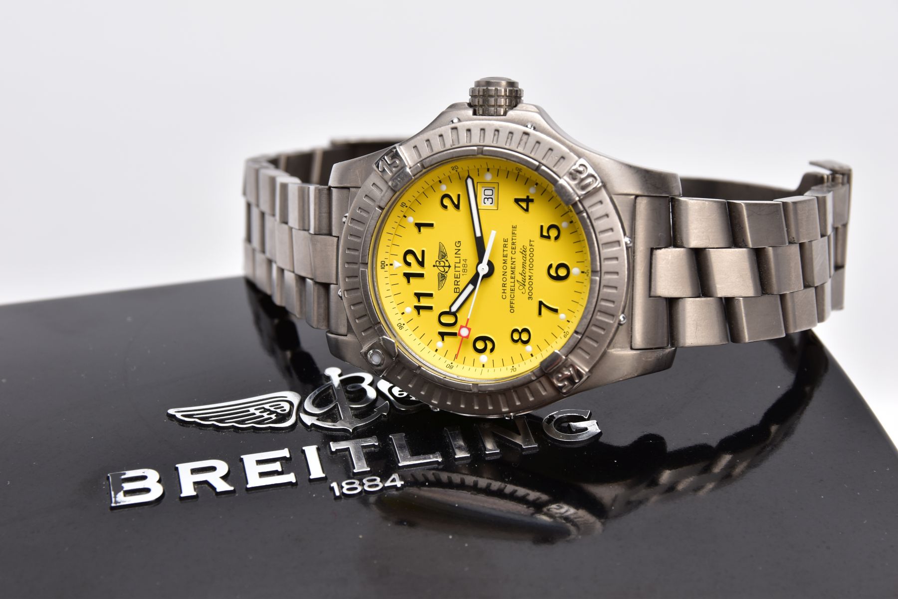 A BREITLING AVENGER SEAWOLF AUTOMATIC WRISTWATCH, black Arabic numeral to the yellow dial, date - Image 13 of 13