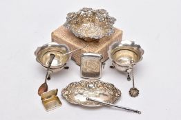 A SELECTION OF SILVER AND WHITE METAL ITEMS, to include a pair of Edwardian salts each with a wavy