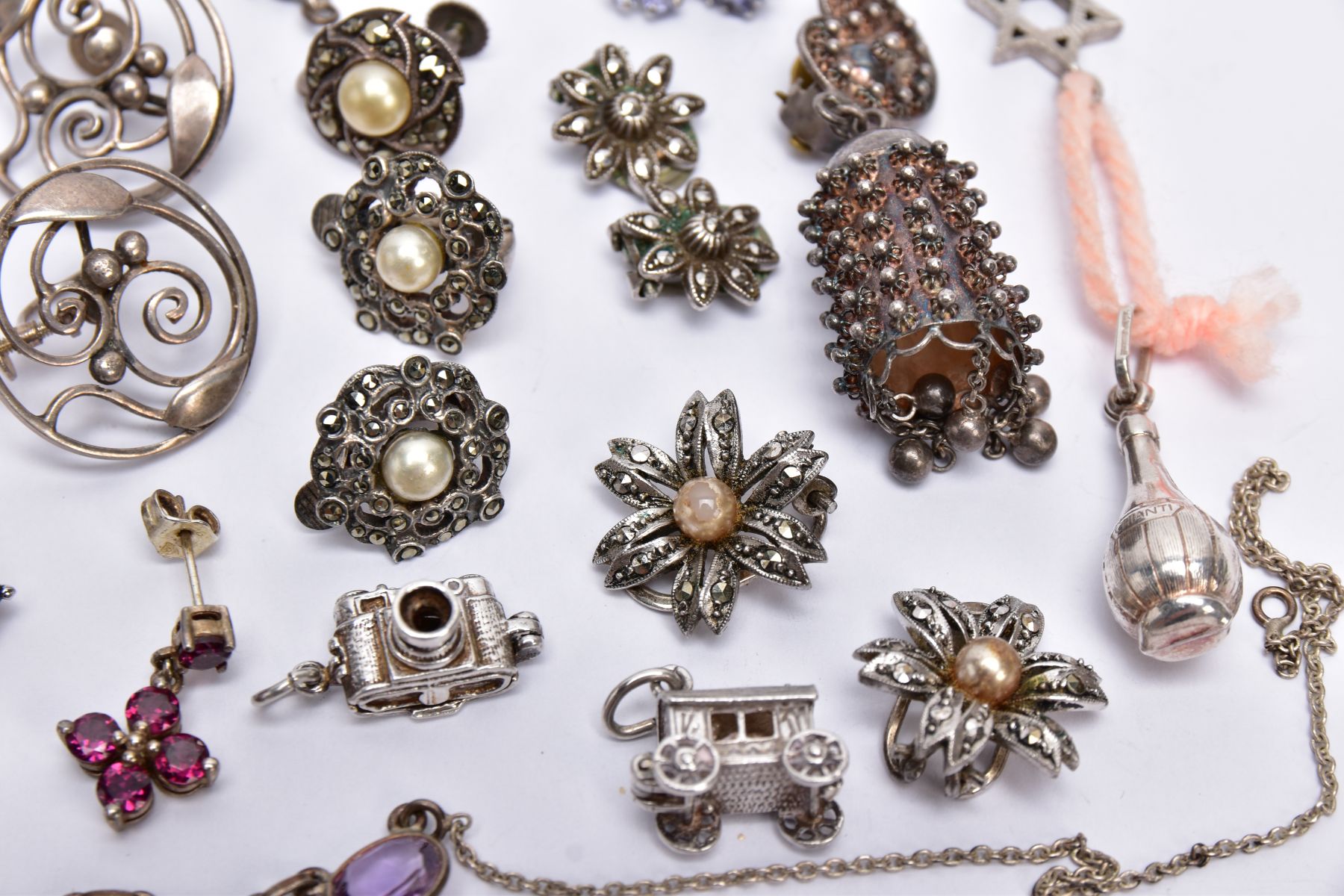 A BAG OF ASSORTED WHITE METAL JEWELLERY, to include eight pairs of earrings such as, a pair of white - Image 3 of 5