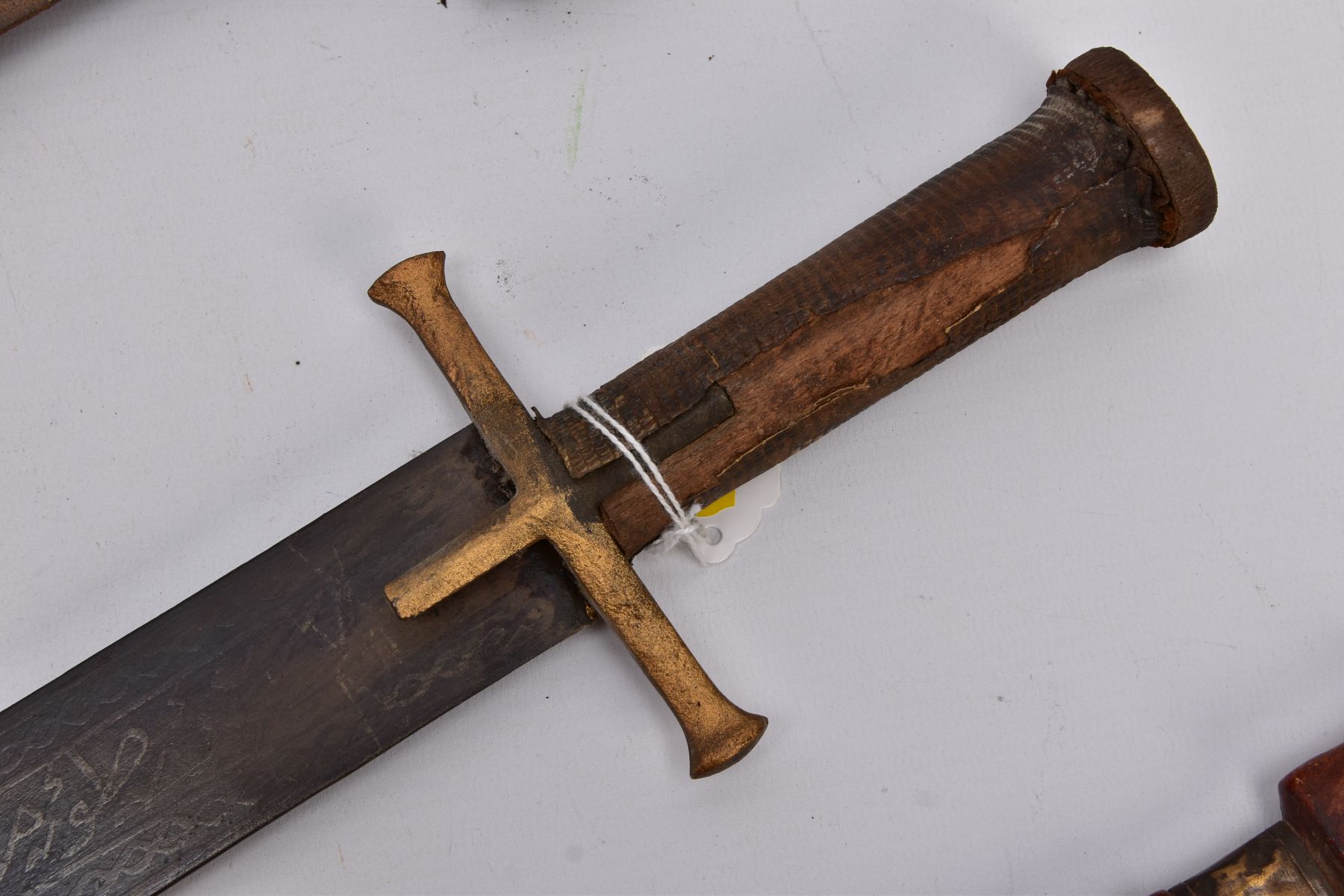 AN ARABIC DESIGN SHORT SWORD, wooden grip with gold coloured metal cross guard, blade has Arabic - Image 5 of 19