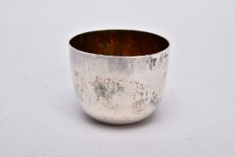 A GEORGE III RICHARD RICHARDSON II SILVER TUMBLER CUP, plain polished design with a gilt interior,