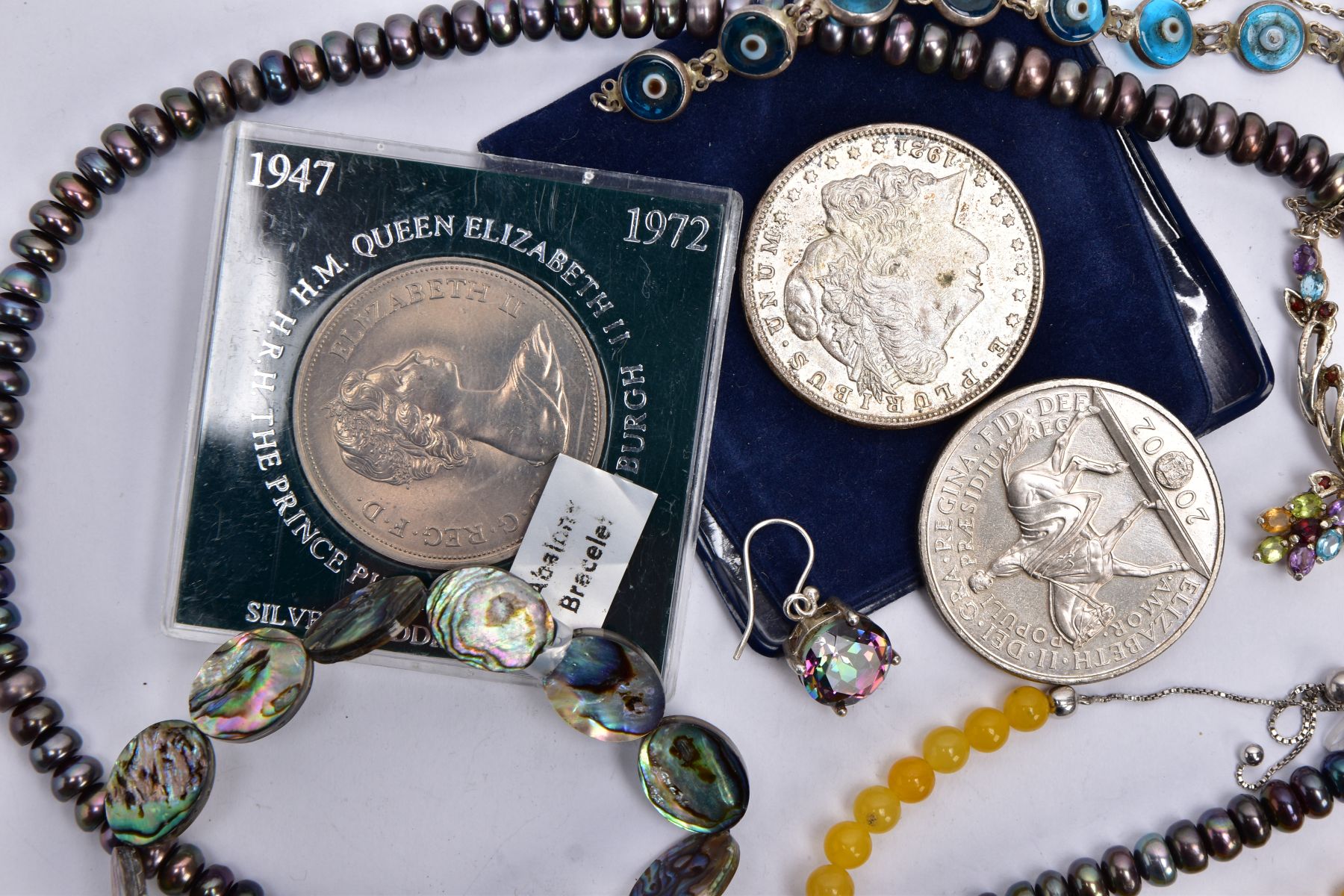 A BAG OF JEWELLERY AND COINS, to include a black cultured button pearl necklace fitted with a - Image 2 of 4