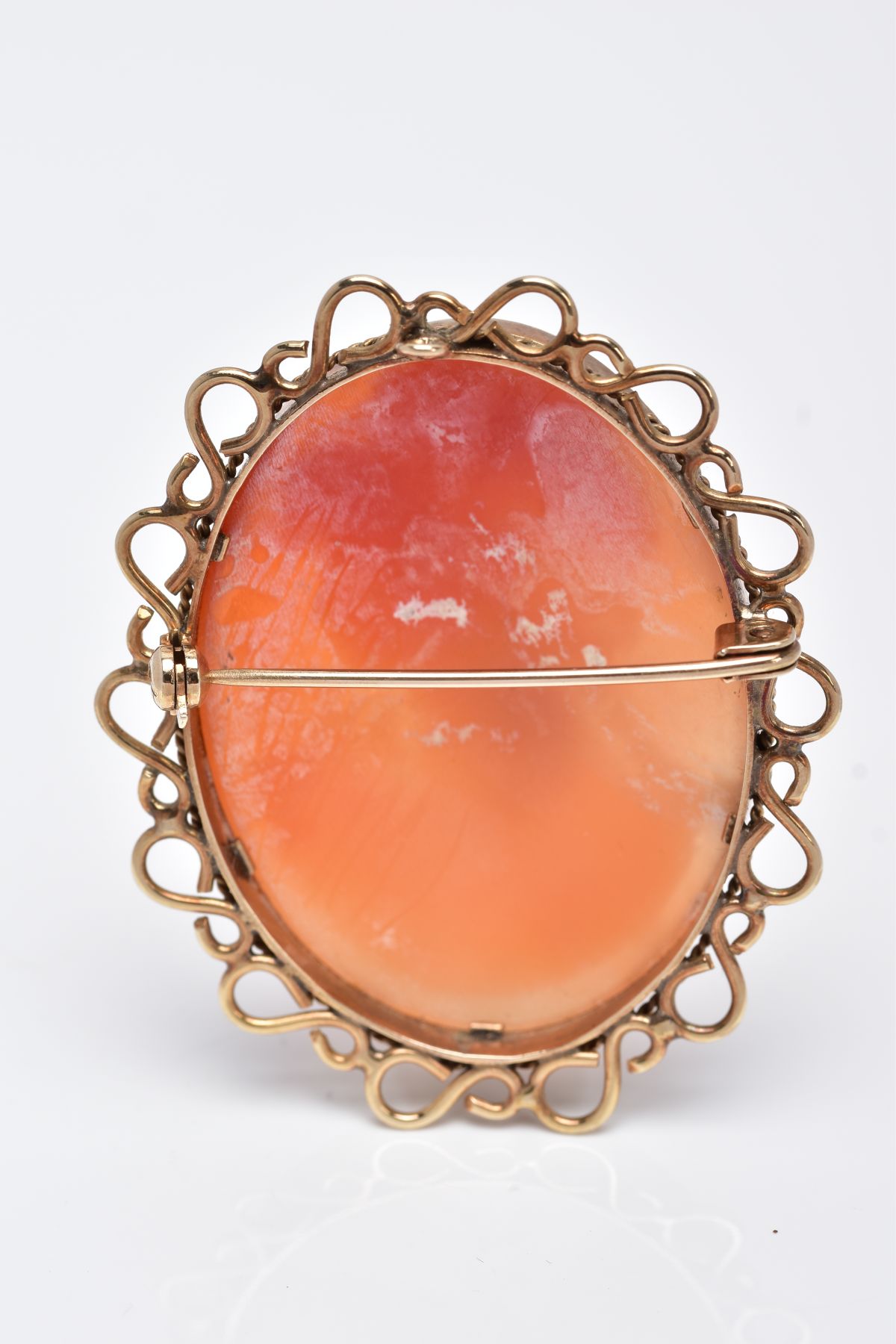 A 9CT GOLD CAMEO BROOCH, of an oval form, depicting a lady in profile, within a millegrain setting - Image 3 of 3