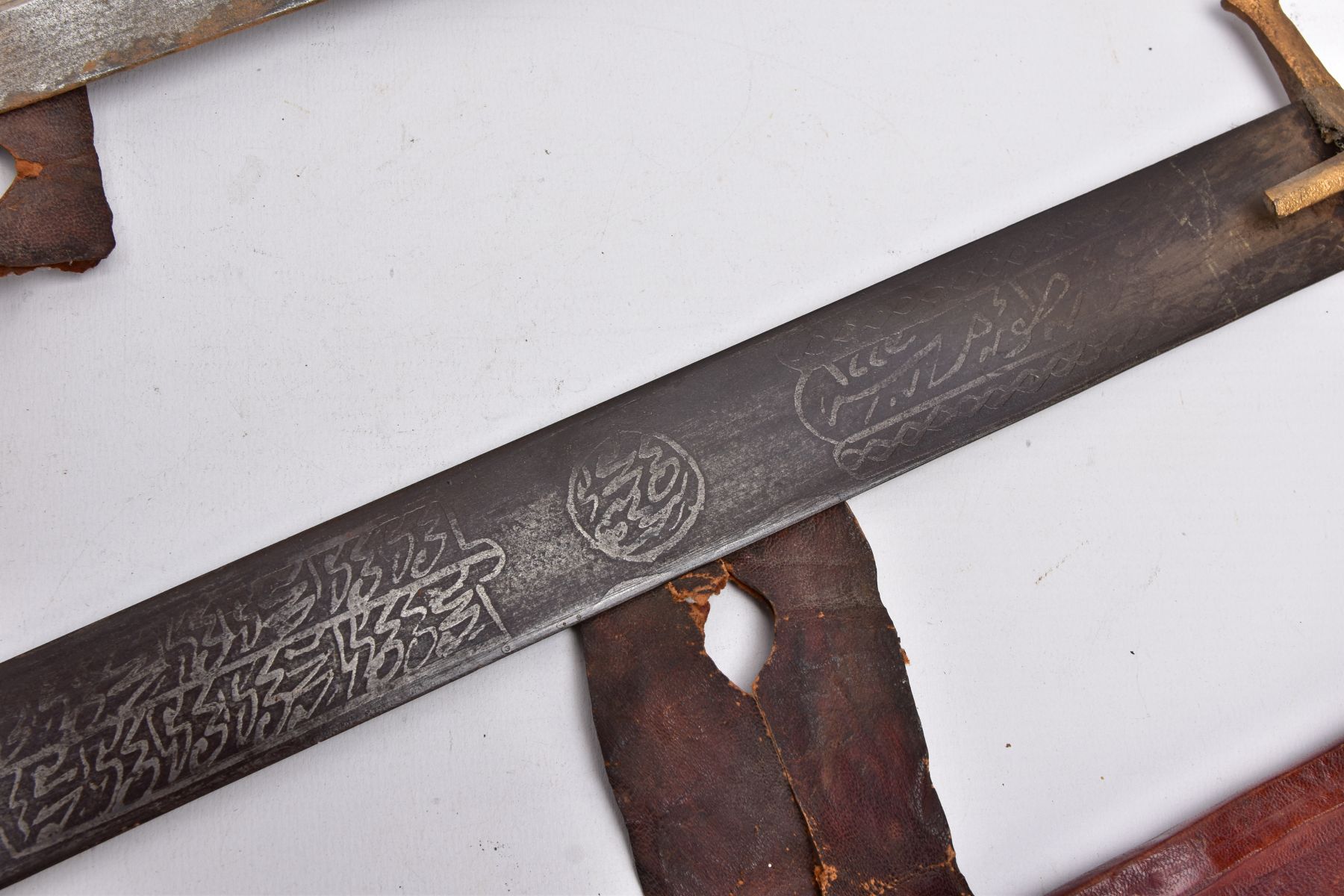AN ARABIC DESIGN SHORT SWORD, wooden grip with gold coloured metal cross guard, blade has Arabic - Image 6 of 19