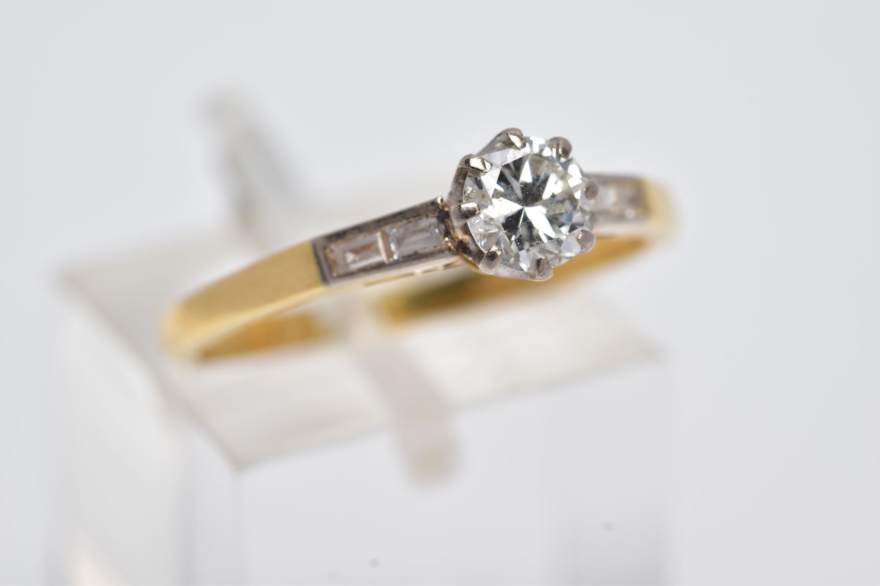 A DIAMOND SINGLE STONE RING with trap cut diamond shoulders, estimated round brilliant cut weight - Image 4 of 4