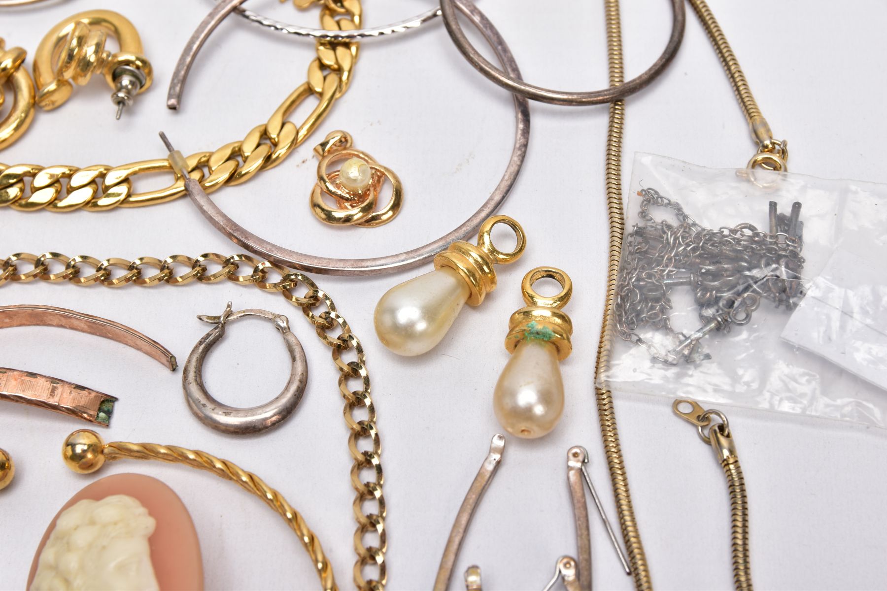 A BAG OF ASSORTED COSTUME JEWELLERY, to include seven pairs of white metal hoop earrings, two - Image 5 of 5