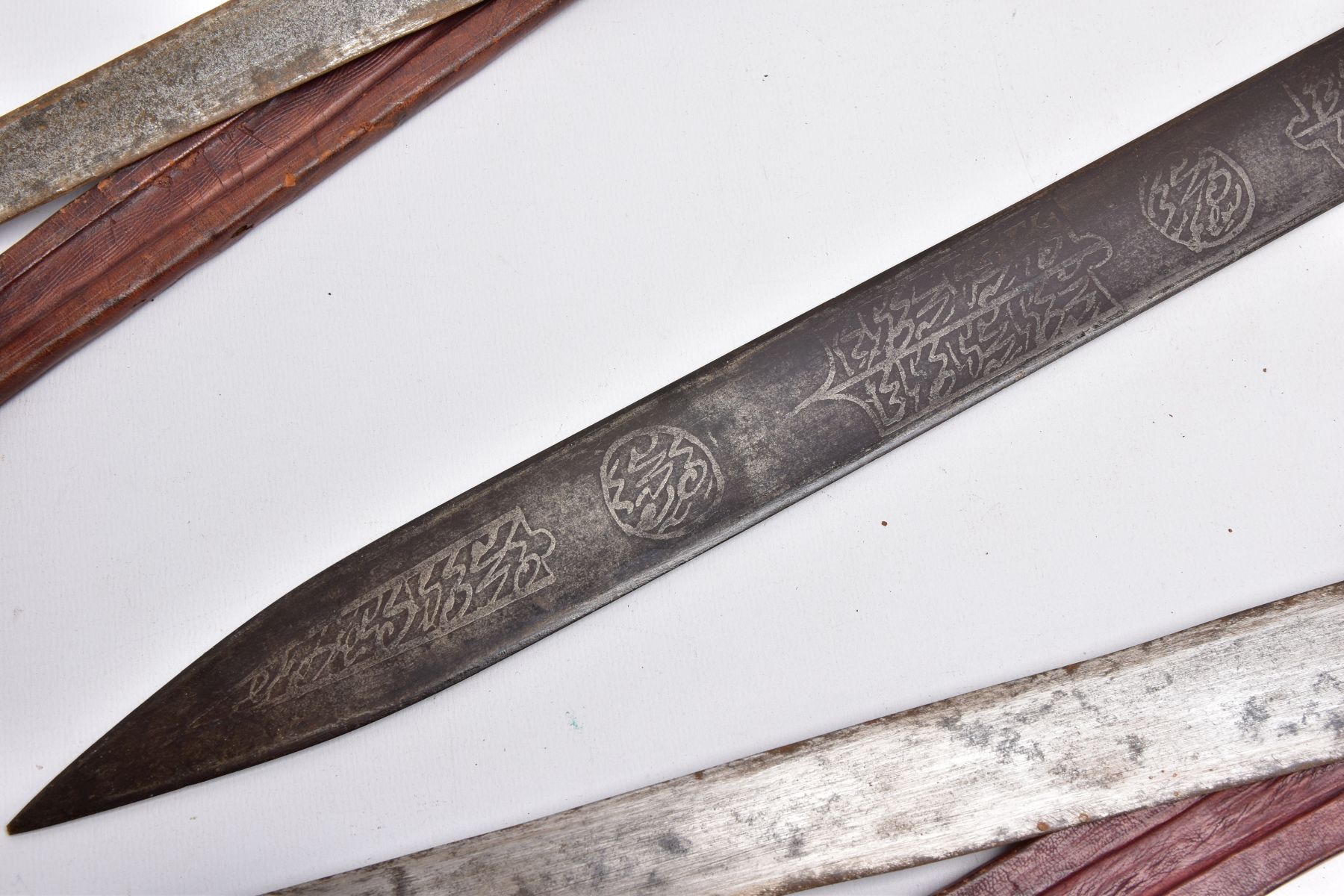 AN ARABIC DESIGN SHORT SWORD, wooden grip with gold coloured metal cross guard, blade has Arabic - Image 7 of 19