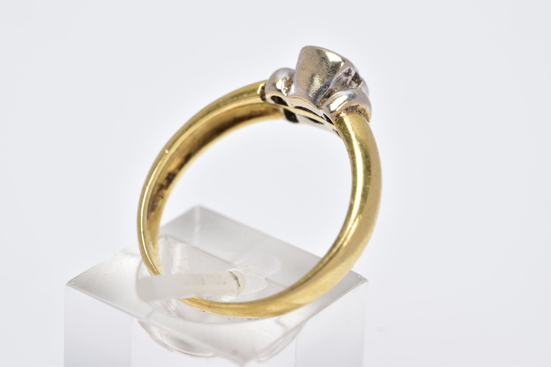 A YELLOW METAL SINGLE STONE DIAMOND RING, designed with a round brilliant cut diamond within a - Image 3 of 3