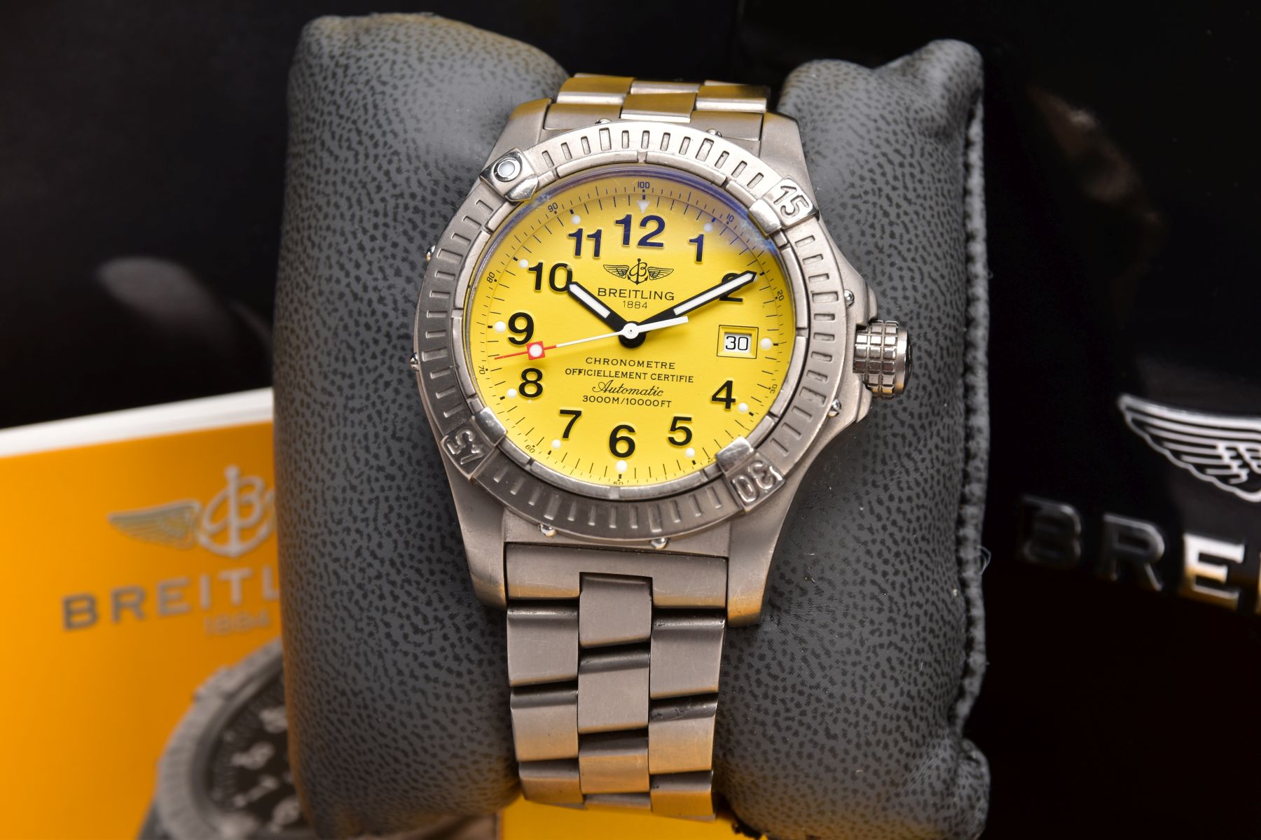 A BREITLING AVENGER SEAWOLF AUTOMATIC WRISTWATCH, black Arabic numeral to the yellow dial, date - Image 2 of 13