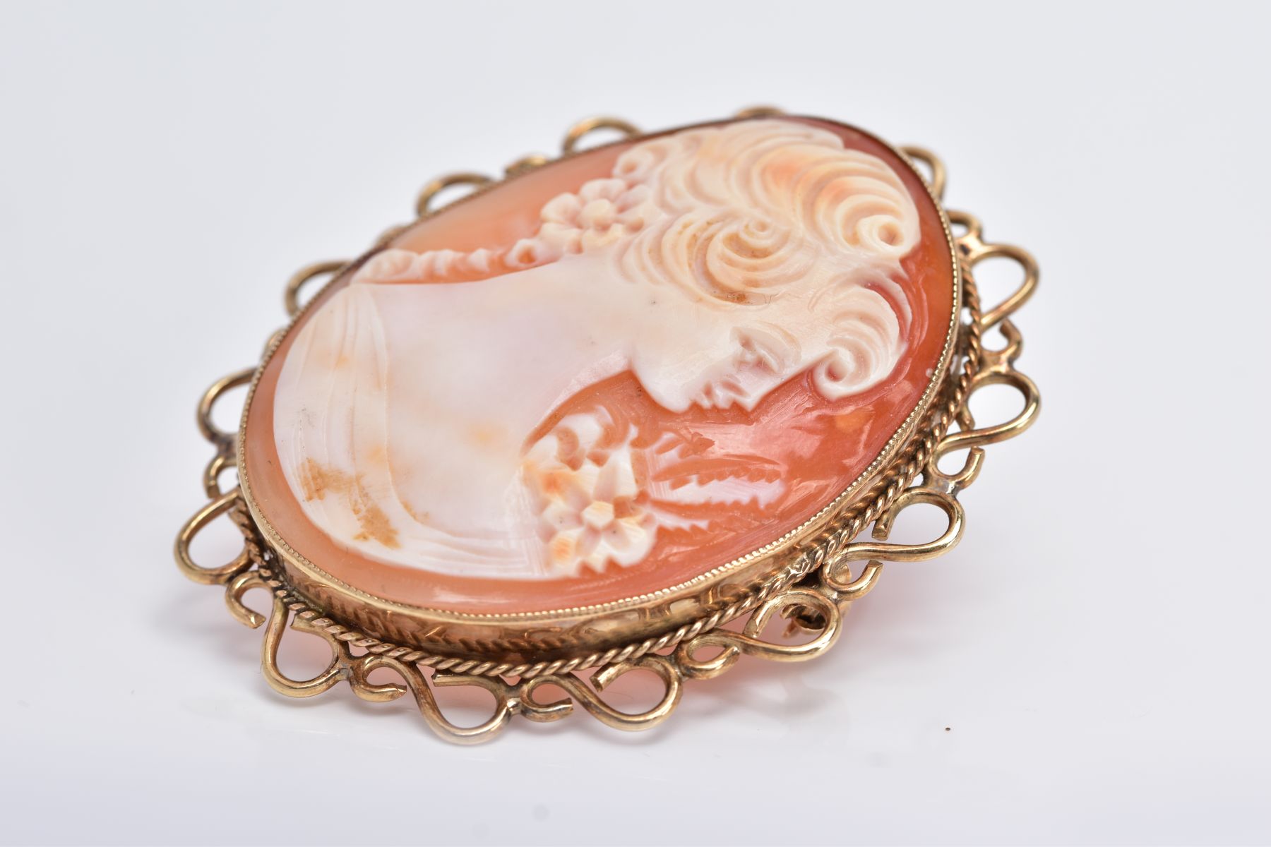 A 9CT GOLD CAMEO BROOCH, of an oval form, depicting a lady in profile, within a millegrain setting - Image 2 of 3