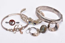 A SMALL QUANTITY OF JEWELLERY, to include a silver hinged bangle with a decorative floral design,