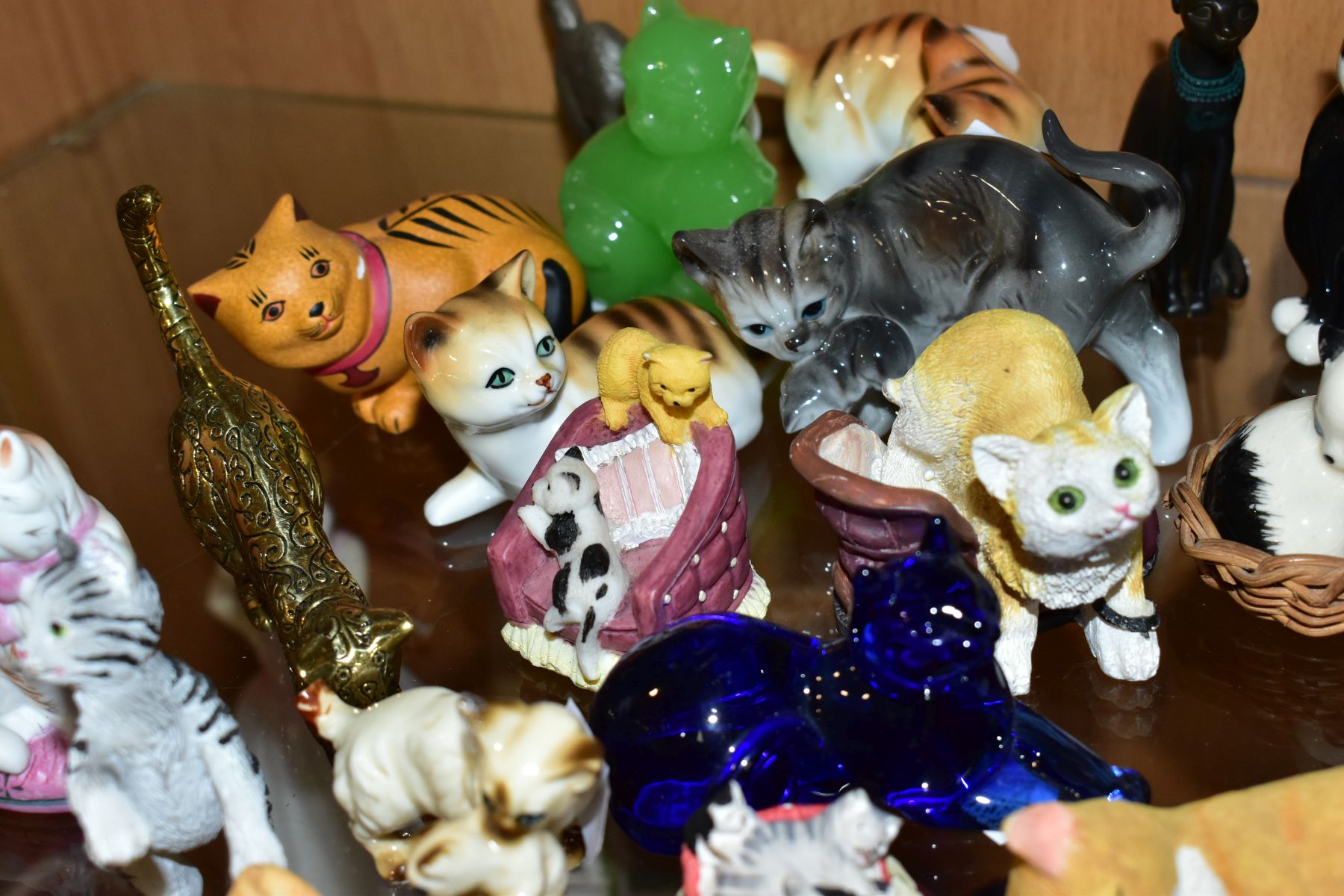 A COLLECTION OF OVER THIRTY FIVE MINIATURE CAT FIGURES, mostly ceramic and resin, including Franklin - Image 7 of 12