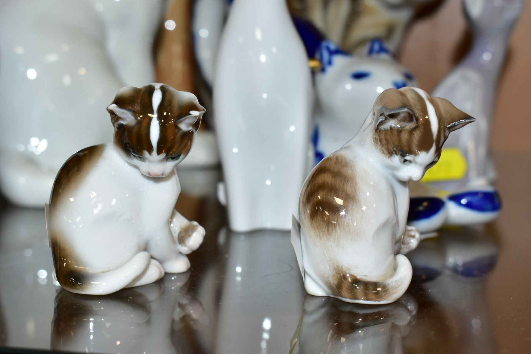 A GROUP OF CONTINENTAL CAT ORNAMENTS, comprising three Hollohaza cats, tallest height 14cm, three - Image 9 of 10