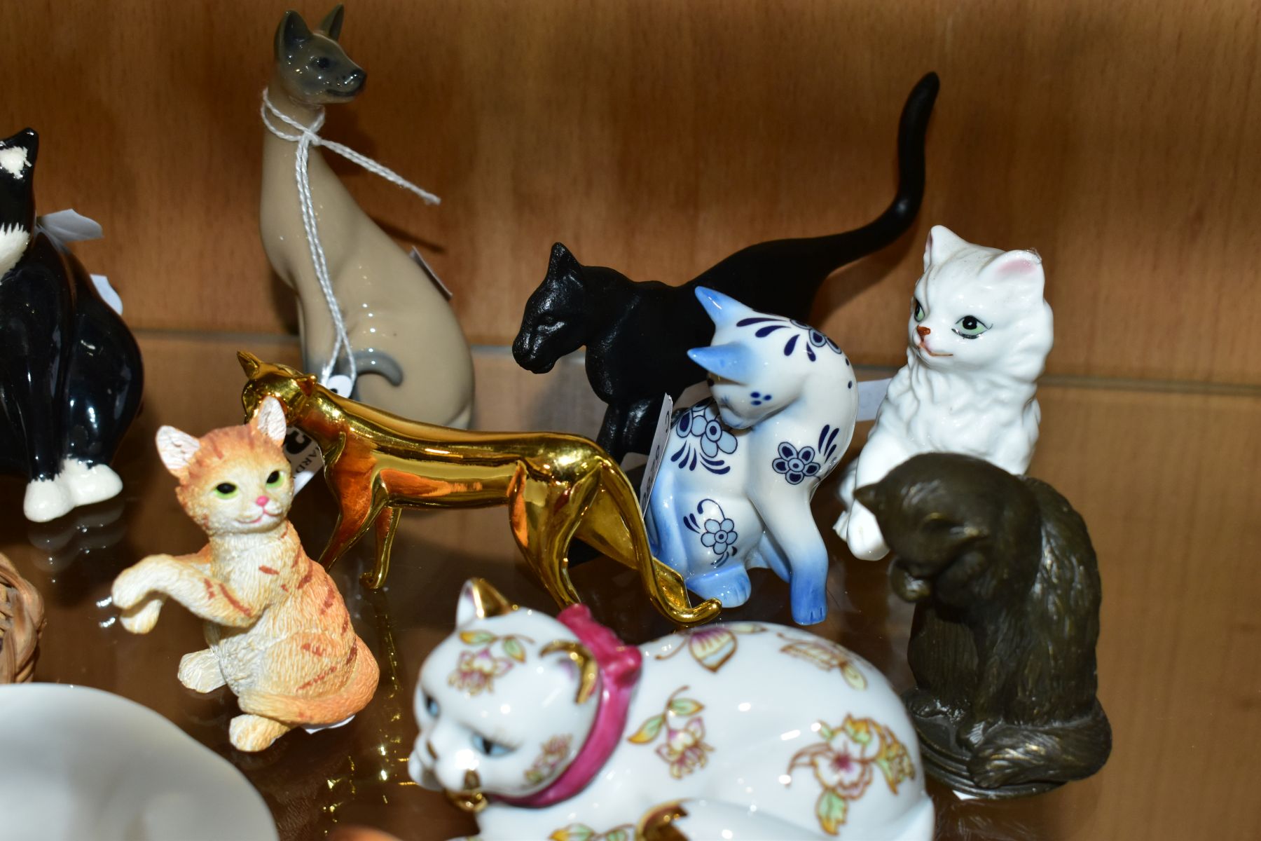 A COLLECTION OF OVER THIRTY FIVE MINIATURE CAT FIGURES, mostly ceramic and resin, including Franklin - Image 10 of 12